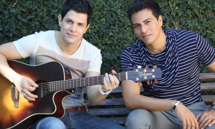 Hoje, Dupla Erick & Gustavo, DJ Teiti e jogo do Brasil são atrações do Bar Devassa