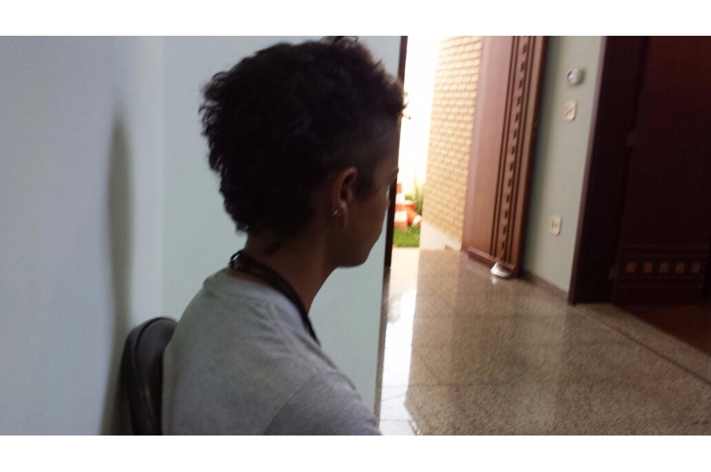 Jovem de 19 anos tenta matar homem de 41 anos com quem dividia a casa