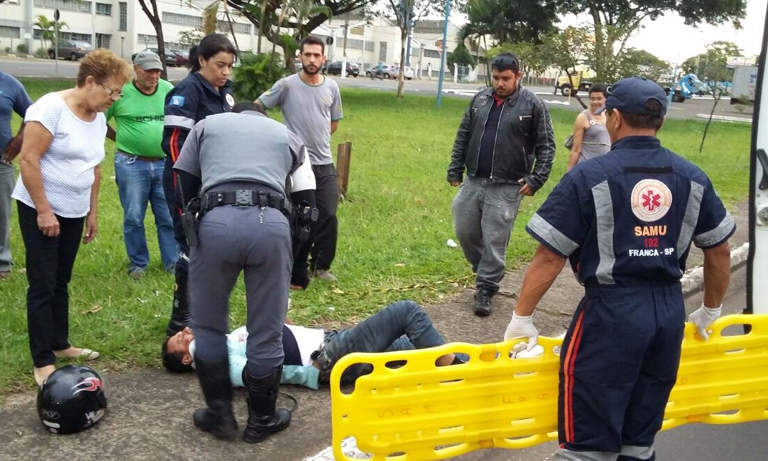 Motociclista atropela mulher que tentava atravessar Avenida Chico Júlio