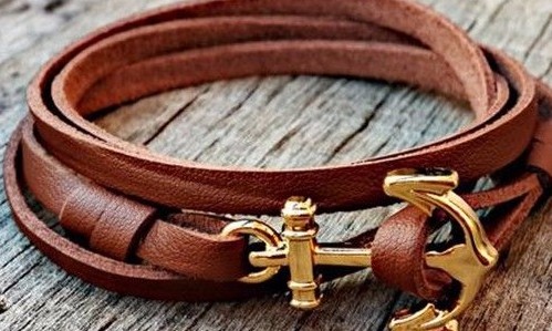 Faça você mesma: pulseiras de couro são ótimas para complementar o visual