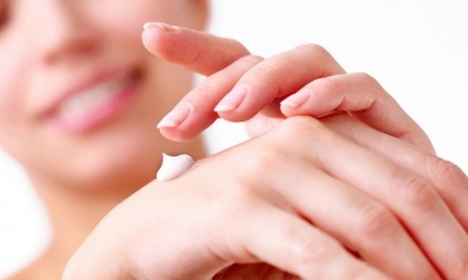 Veja aqui como fazer um creme caseiro para mãos ressecadas e ásperas