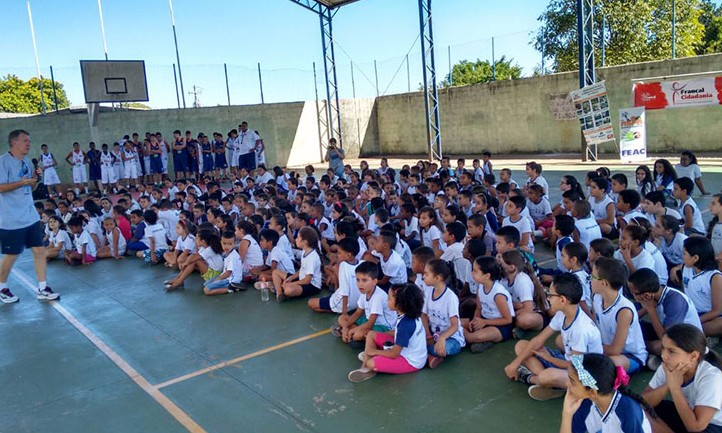 Alunos da Escola Antônio Manoel de Paula participam de projeto social