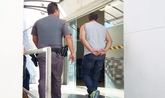 PM prende rapaz que deu tiros em bar e apreende armas no City Petrópolis