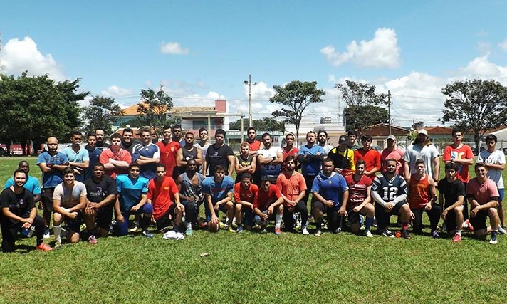 Evento de futebol americano reúne três times em campo no Jardim Brasilândia