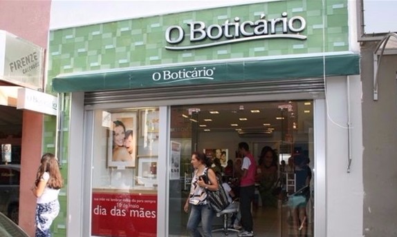 Gatunos arrombam loja Boticário, saem perfumados, mas são identificados