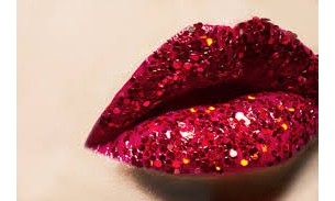 Batom matte perde lugar para textura com glitter e aspecto metalizado