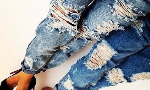 Jeans rasgado está de volta com versões inusitadas e muito ousadas