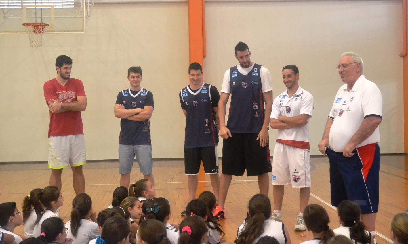 Franca Basquete visita escola e atletas falam sobre a importância do esporte
