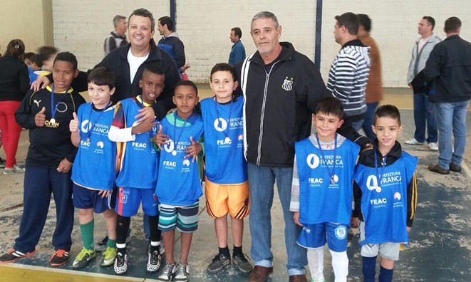 Crianças participam de festival de futsal no Complexo Pedrocão