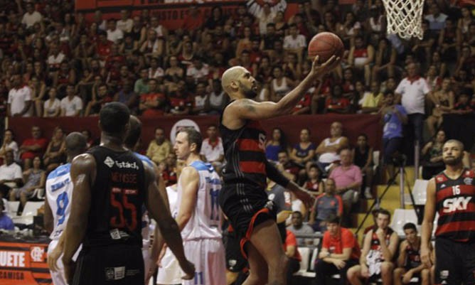 Flamengo vence Rio Claro e fica a uma vitória da semifinal do NBB8