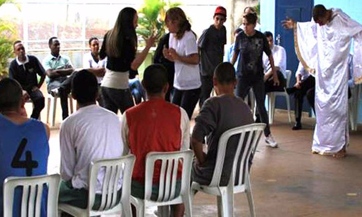 Jovens da Fundação Casa se emocionam com peça teatral em Franca