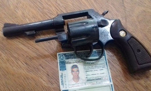 PM apreende arma de fogo escondida debaixo da cama de rapaz de 23 anos
