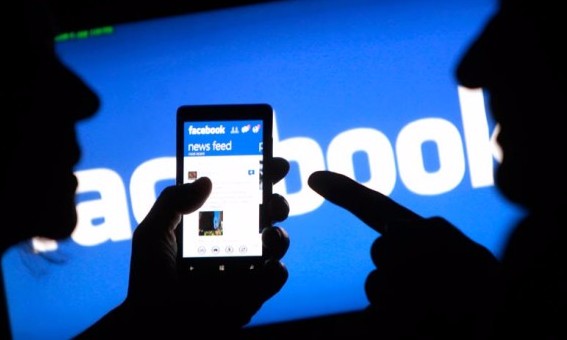 Mulher anuncia roupas e mala no Facebook e é presa em flagrante por receptação