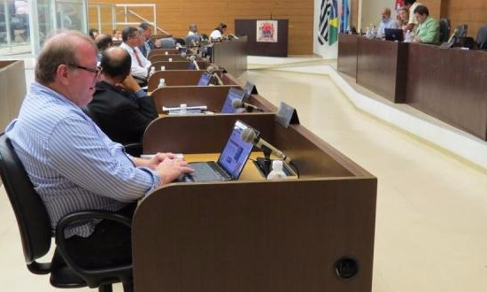 Prefeito “pede” para ser convocado na Câmara antes da Comissão Processante