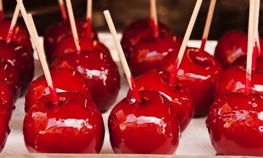 Maça do amor é uma iguaria ideal para festas pelo sabor e aparência