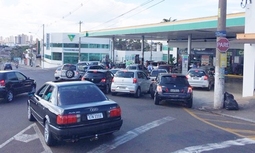 Álcool despenca para até R$ 1,99 e causa fila de carros em posto do Parque Castelo