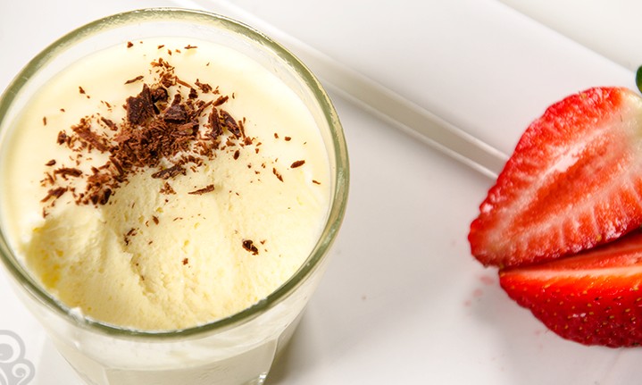 Mousse de chocolate branco é uma opção incrível para a sobremesa. Veja como fazer