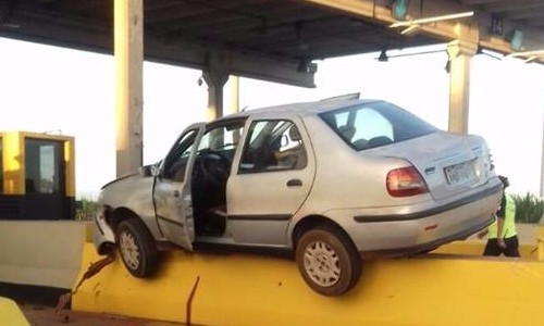 Motorista perde o controle e sobe em mureta que divide cabines de pedágio