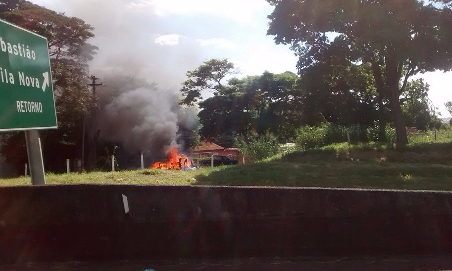 Fogo em chácara gera muita fumaça e assusta motoristas que passavam pela Portinari