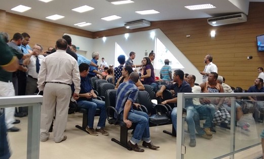 Moradores cobram voto de vereadores e polícia precisa intervir em confusão