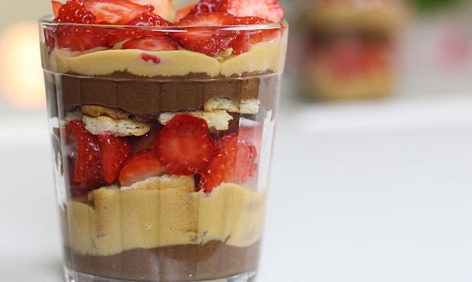 Pavê de chocolate, doce de leite e morango é a receita que você precisa aprender