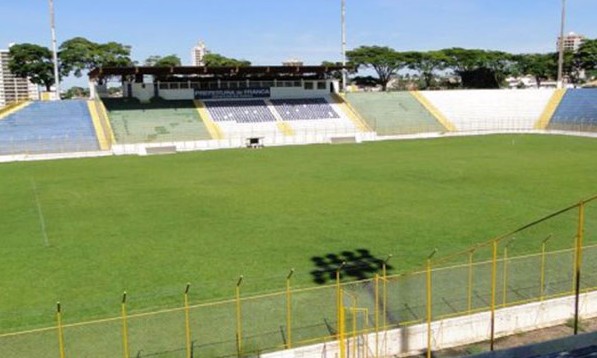 Cão invade campo e morde atleta da Francana que está se recuperando de lesão