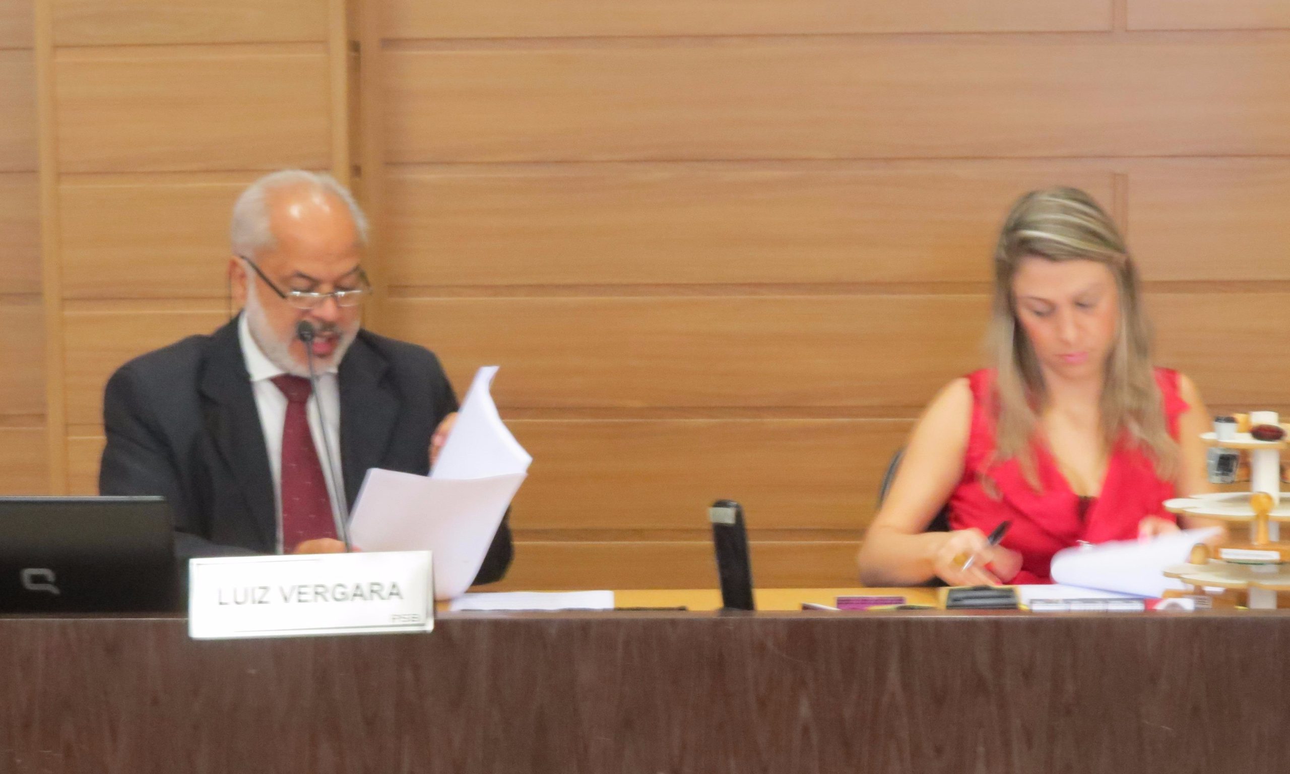 Relatório da CEI é lido
e base aliada já prepara
defesa do prefeito Alexandre