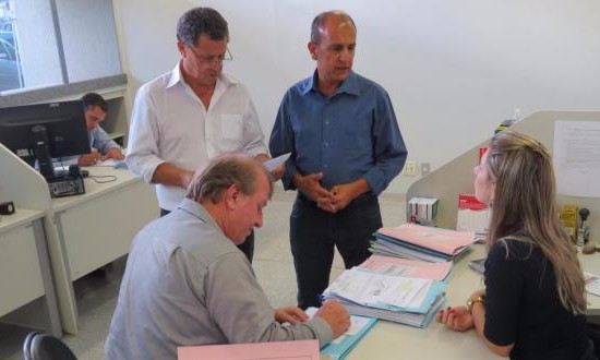 Comissão notifica prefeito e inicia prazo do processo que pode cassar seu mandato