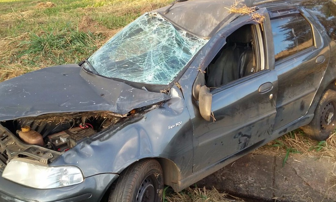 Pespontador de 42 anos perde o controle do carro e capota na Cândido Portinari