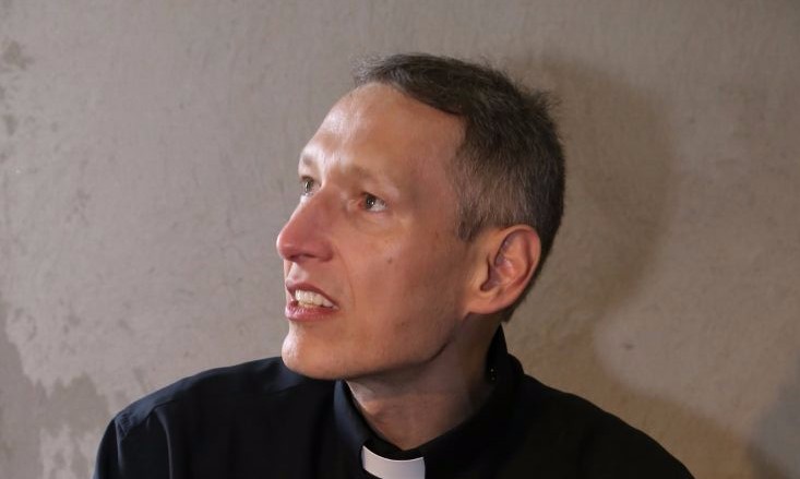 Multidão se reúne para receber bênção de Padre Marcelo Rossi em Franca