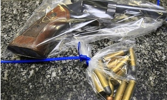 Valentão de 42 anos ameaça vizinho, aperta gatilho, arma falha e ele vai preso