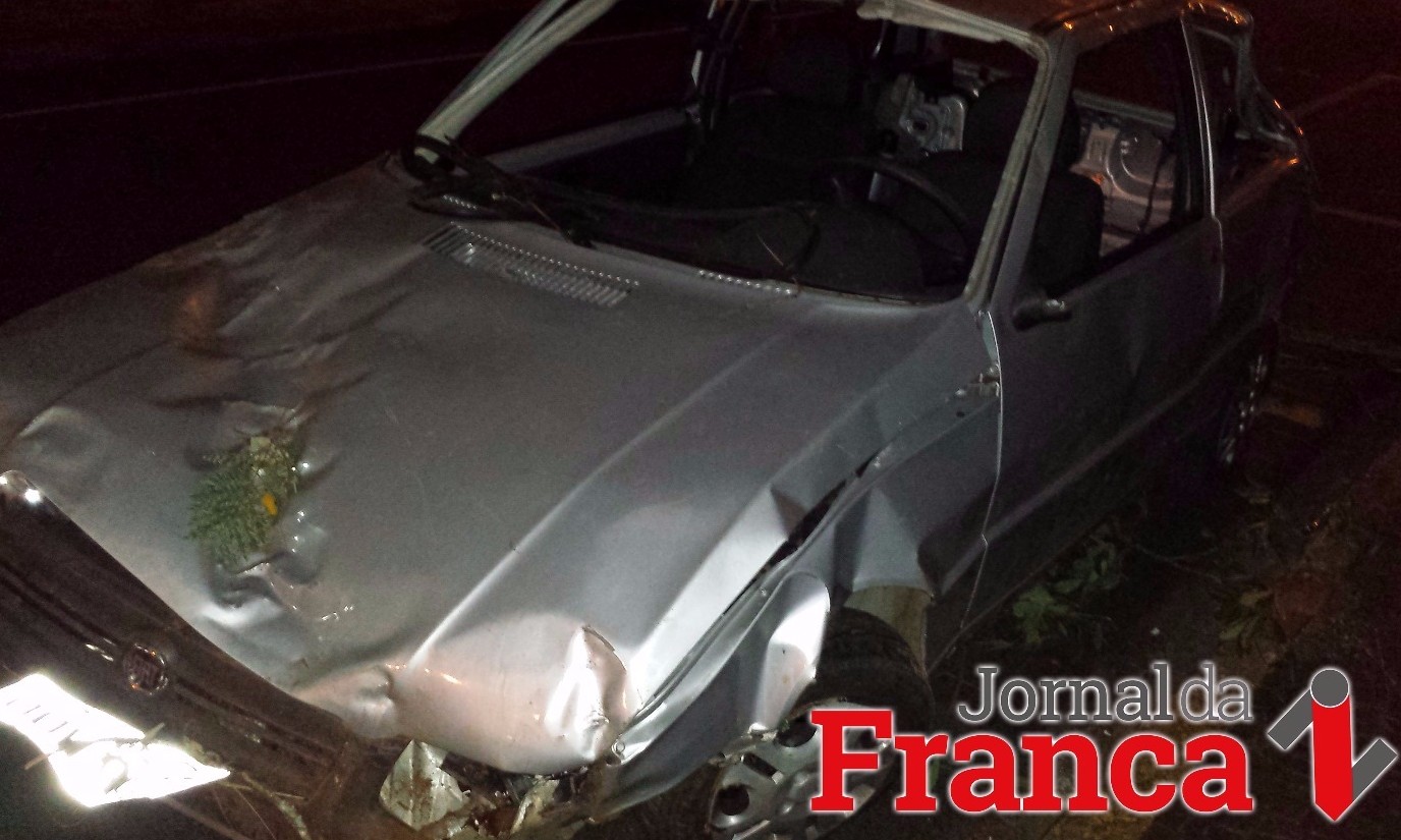 Motorista fura bloqueio, quase atropela PM e acaba capotando carro