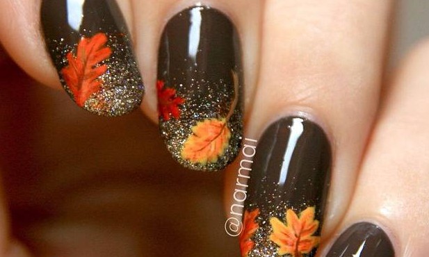 Unhas decoradas com estampas de folhas são a tendência do outono. Veja