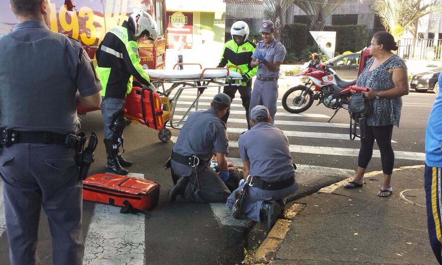 Doméstica em bicicleta é atropelada por moto na Rua Líbero Badaró, em Franca