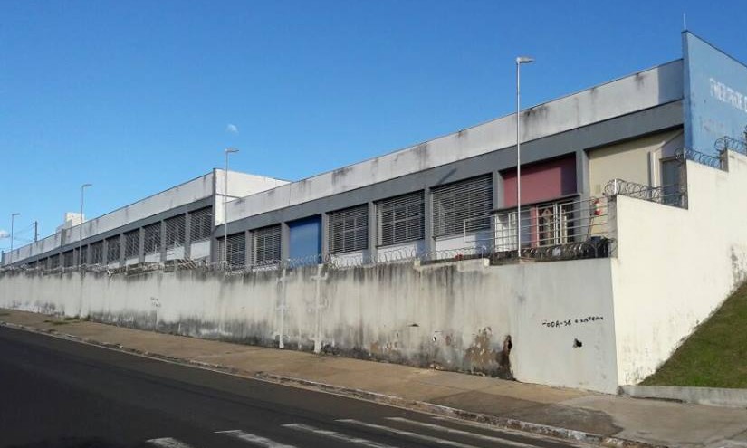 Escola infantil apresenta falhas de estrutura e deixa pais de alunos com medo