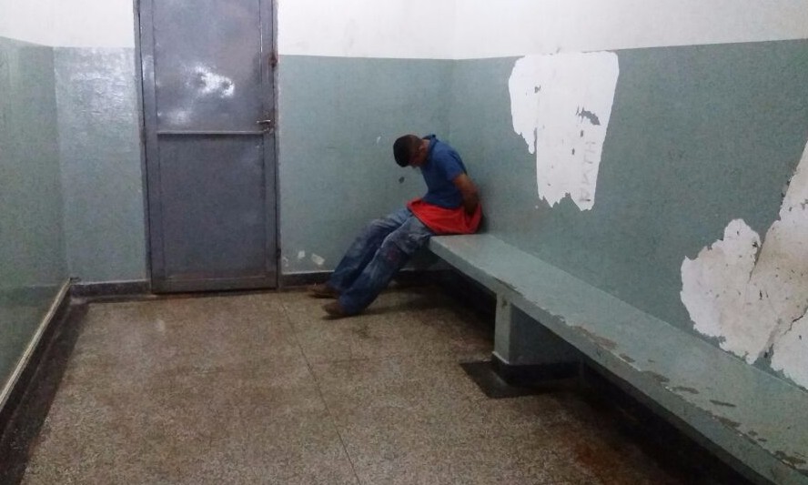 Jovem leva tiro no abdômen na porta da casa da namorada na Vl. Eldorado