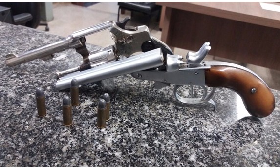 Suspeito é preso por posse ilegal de armas de fogo: uma garrucha e um revólver 32