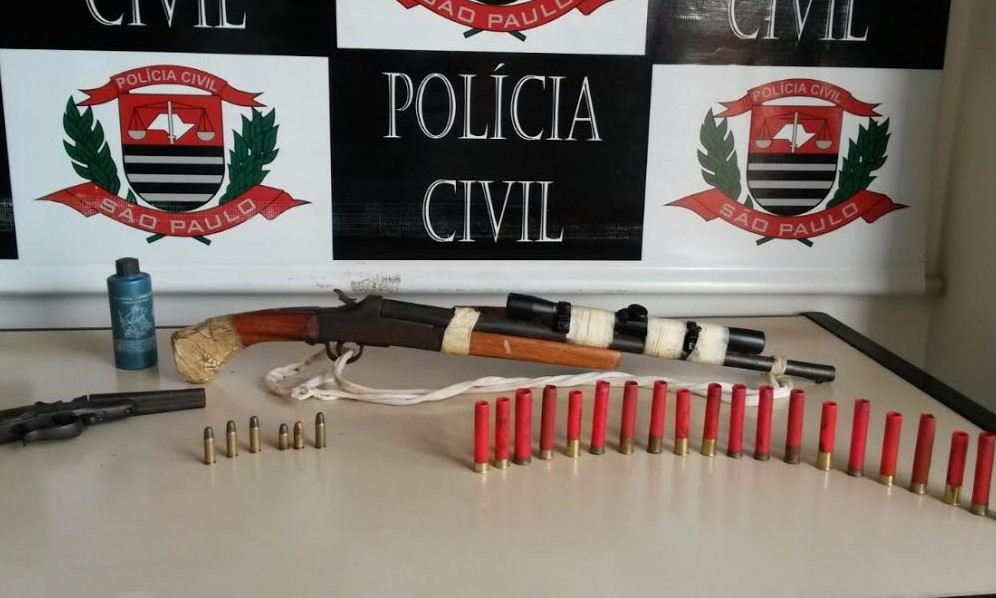 Polícia prende balconista de 29 anos e o surpreende com armas e várias munições