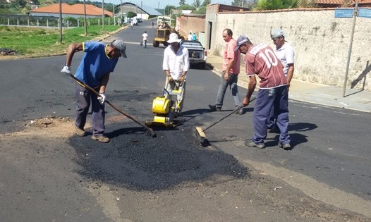 Ruas esburacadas recebem Operação Tapa Buracos da Prefeitura de Pedregulho