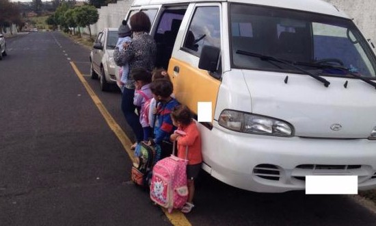 Motoristas ocupam vagas reservadas para vans e causam tumulto em escolas
