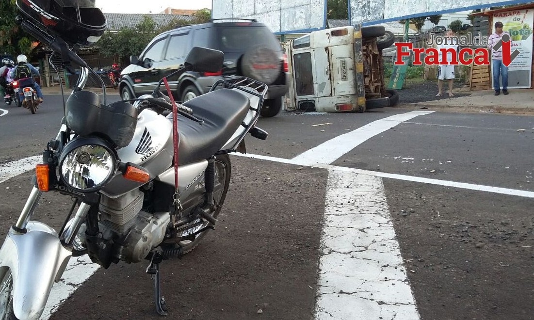 Motoqueiro vai parar em baixo de Kombi após acidente na Hélio Palermo