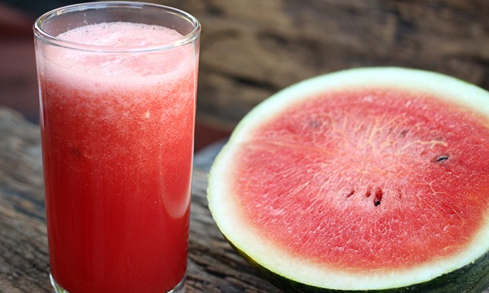 Suco Detox de melancia com gengibre e linhaça queima gordura e é delicioso