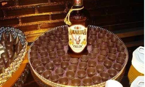 Aprenda a fazer copinhos de chocolate com licor para servir em festas e eventos