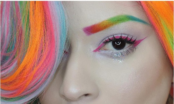 “Rainbrows”: conheça a moda das sobrancelhas coloridas que está com tudo