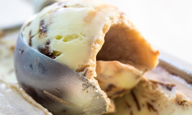 Confira como fazer sorvete caseiro de leite ninho com nutella para a sobremesa