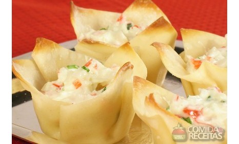 Inove nas festas com cestinha de massa de pastel com creme de palmito
