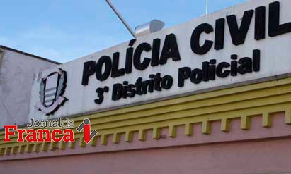 Atendente é rendida em semáforo e tem arma apontada para a cabeça