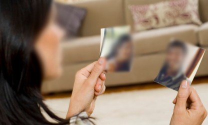 Mulher invade a casa do ex, pega fotografias e ameaça fazer macumba