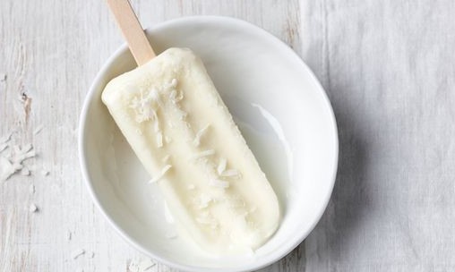 Aprenda como fazer picolé sem glúten de iogurte grego e coco