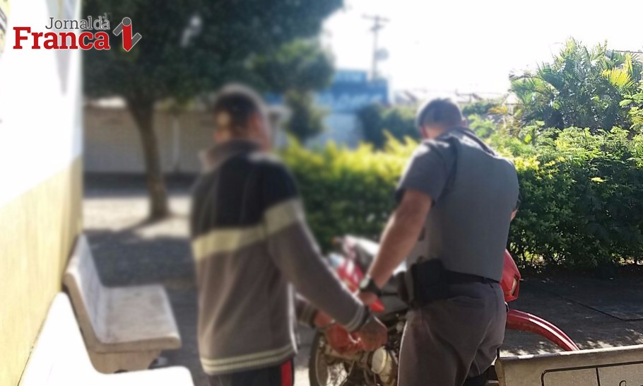 Menor é surpreendido pela PM com moto roubada e acaba na delegacia